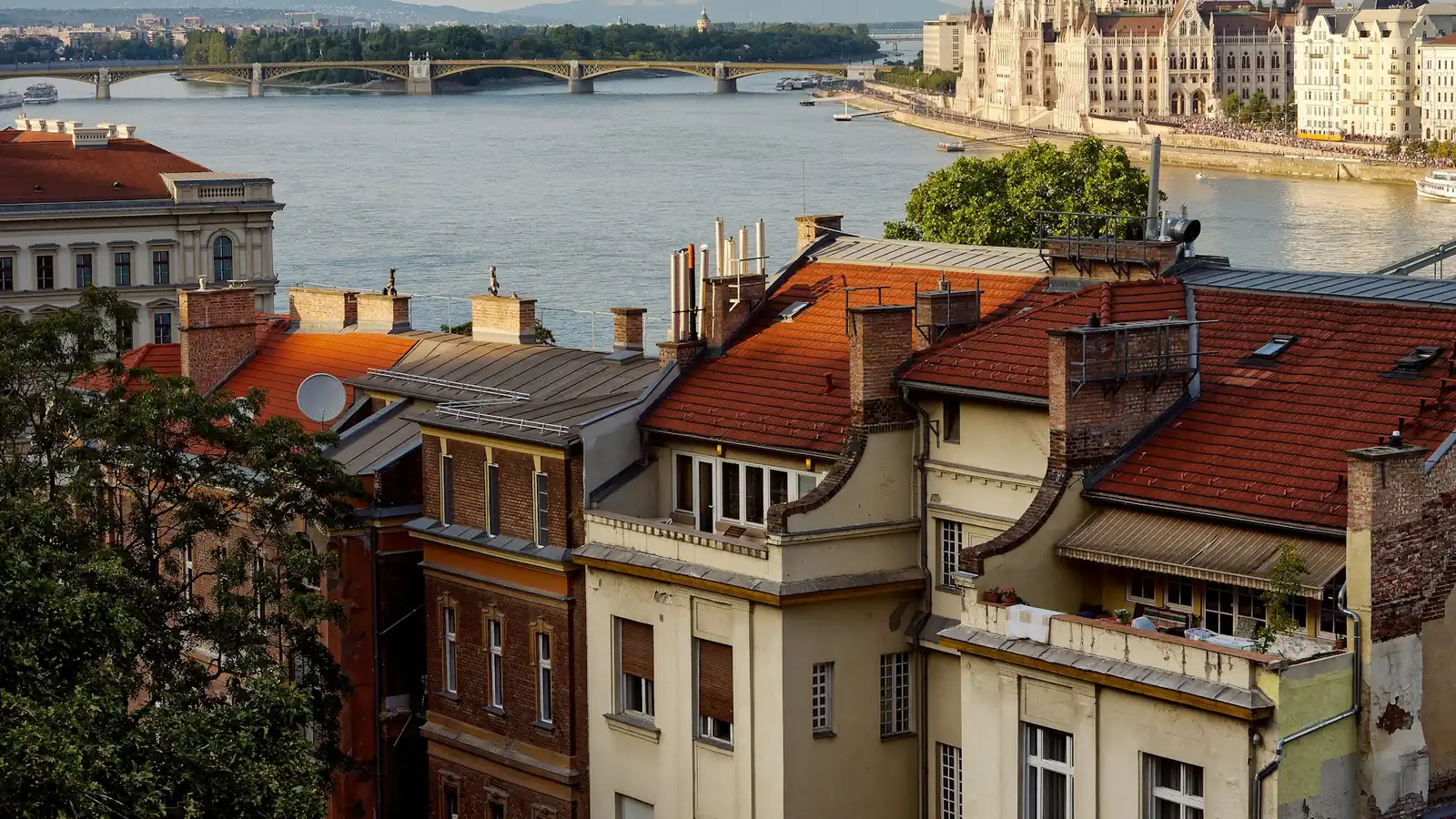 Budapesti háztetők a Duna és a Parlament felé nézve