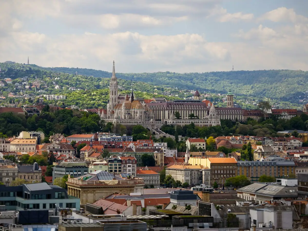Budai látkép a hegyekkel és háztetőkkel