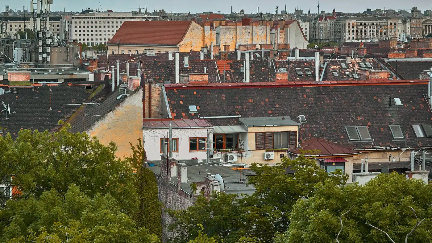 Budapesti cseréptetők és kémények fák fölött